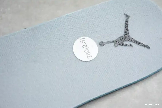 554724-092 Mid Light Smoke 1 AIR Jordan Grey 0525